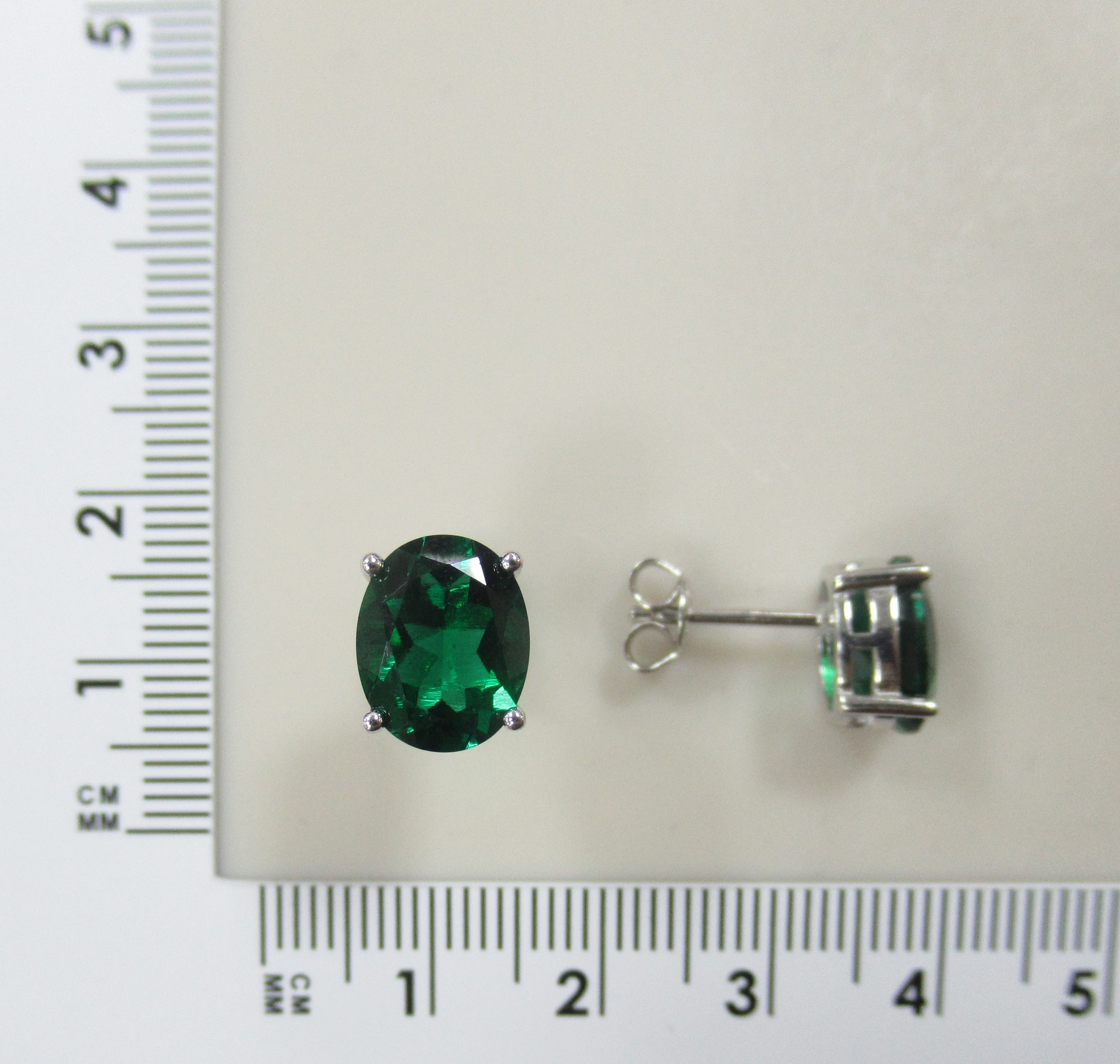 Серебряные серьги-пусеты с выращенными изумрудами